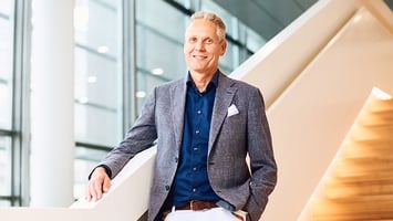 Johan Sandell seisoo portaikossa kasvot kameraan.