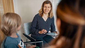 Sosiaalityön ammattilainen tabletti kädessään