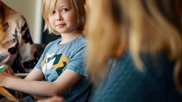 Lapsi katsoo sosiaalityöntekijää