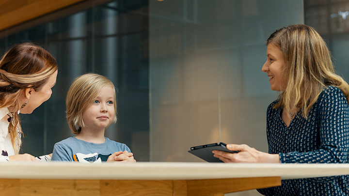 Sosiaalityöntekijä tapaa lasta ja tämän äitiä.