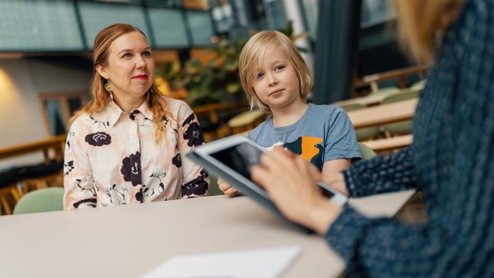 sosiaalityöntekijän asiakkaat, äiti ja lapsi vastaanotolla
